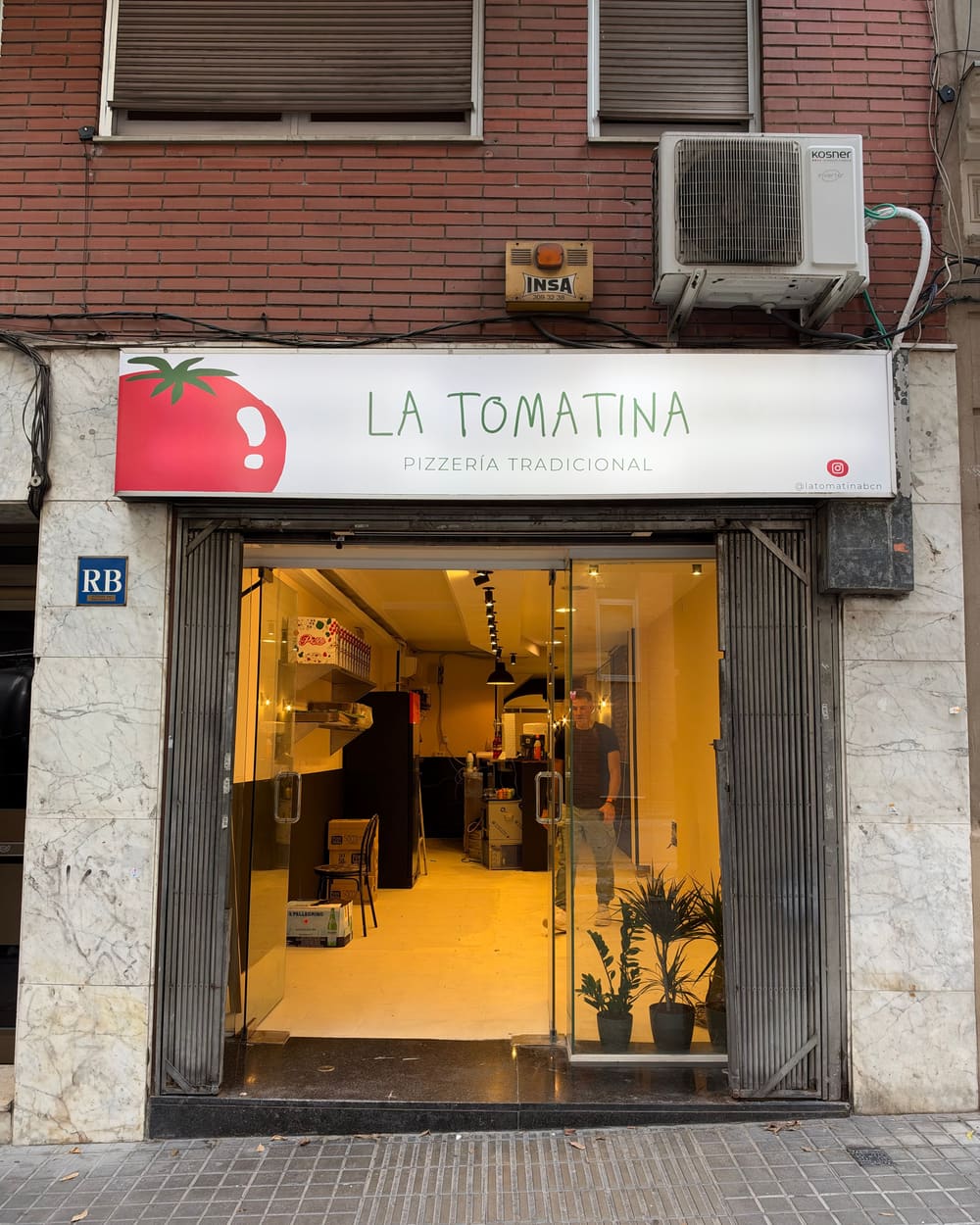 Fachada de La Tomatina, pizzería tradicional en el Carrer d'Olzinelles, Sants