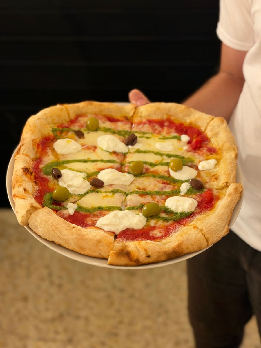 Pizza con burrata, pesto y olivas