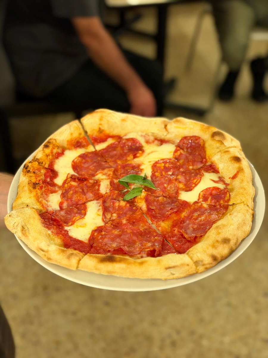 Pizza Diavola con salami picante y albahaca